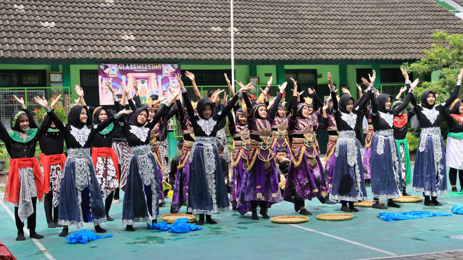 Dari Akademik ke Ekspresi Budaya: MTsN 9 Bantul Awali Class Meeting dengan Pentas Seni Tradisional